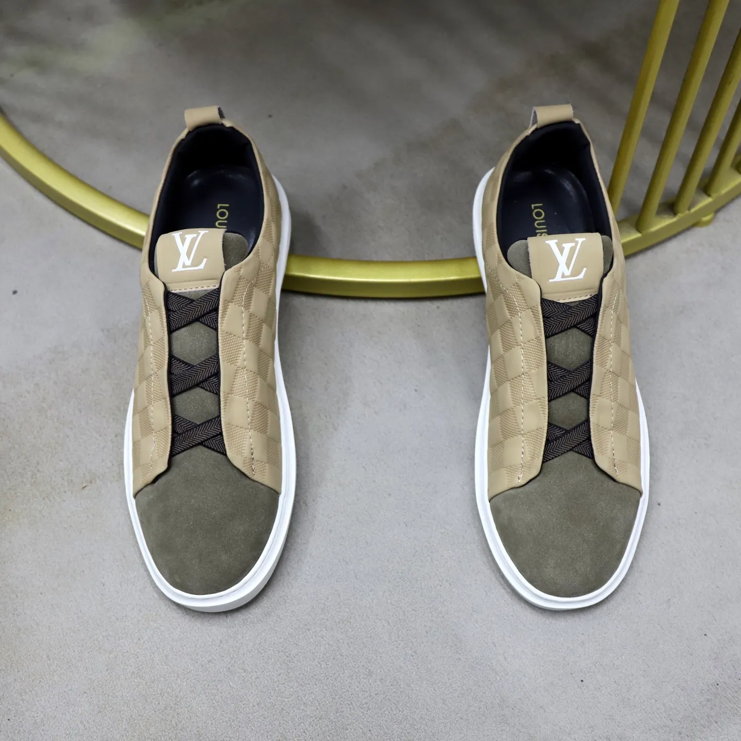 Ex-factory price: 442💰🙅‍♂️🙅‍♂️🙅‍♂️ Brand: LV Louis Vuitton Standard code: 38-44 (45 customized) Grade: Same as the official website Material: Original cowhide material stitching Comfortable and breathable sheepskin lining Lightweight and wear-resistant sports outsole Style category: Men's fashionable casual shoes Running sneakers Distinguished luxury brand elements Top luxury color: actual picture color